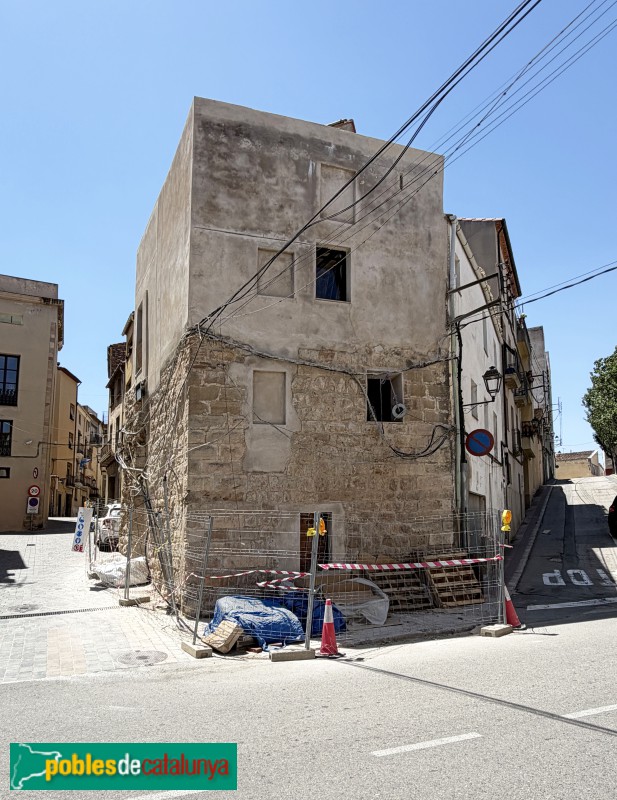 Falset - Muralla. Restes de la torre que defensava l'entrada del carrer de Dalt