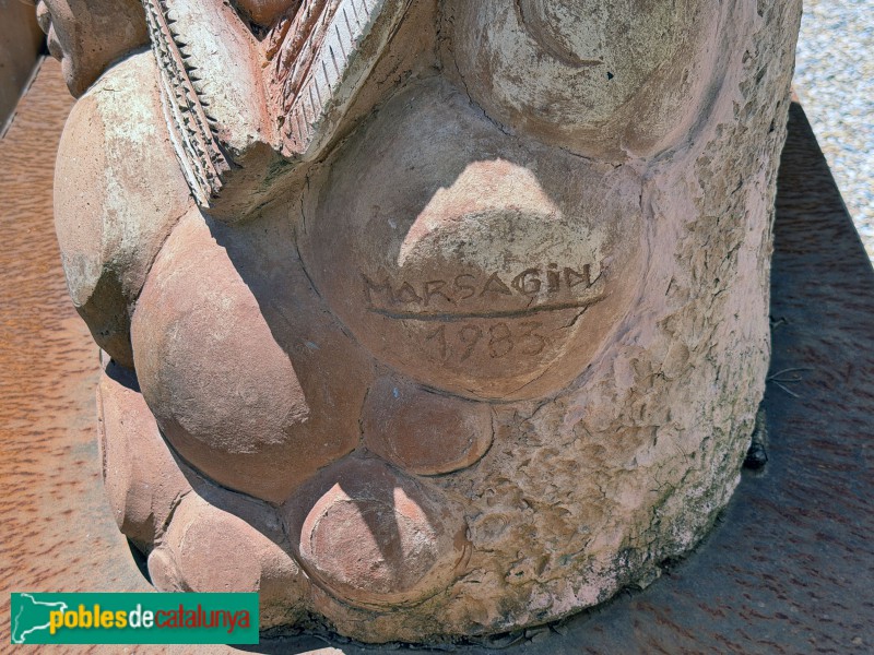 Falset - Escultura de la Mare de Déu