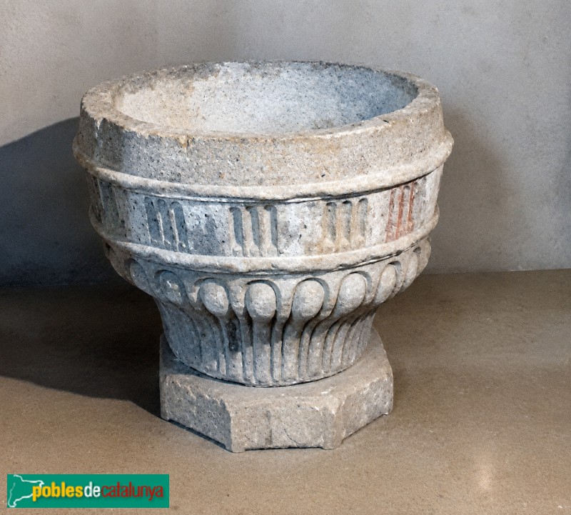 Ulldemolins - Església de Sant Jaume. Pica baptismal