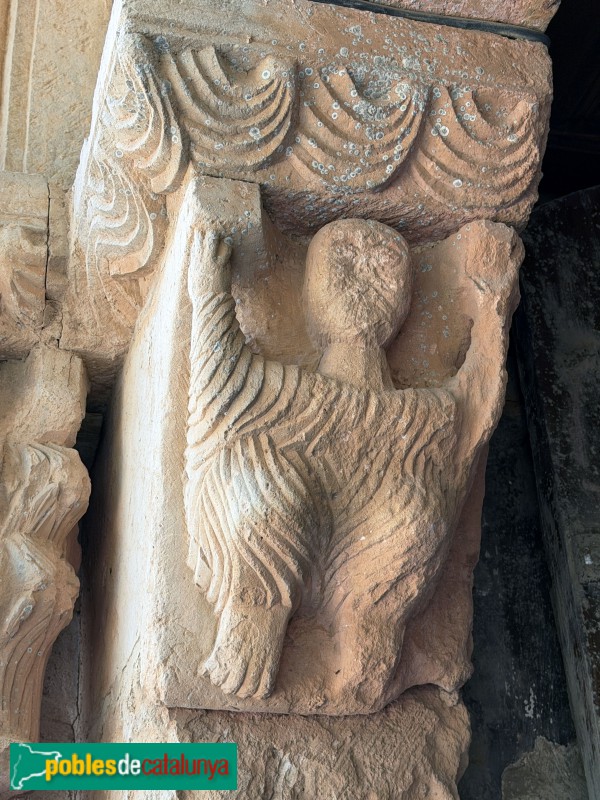 Cornudella de Montsant - Església de Santa Maria de Siurana. Portada. Atlant