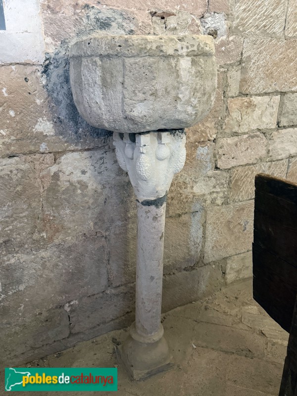 Cornudella de Montsant - Església de Santa Maria de Siurana. Pica beneitera