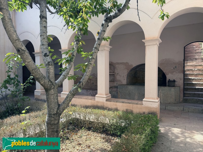 Cartoixa d'Escaladei - Cel·la reconstruïda. Porxo i jardí