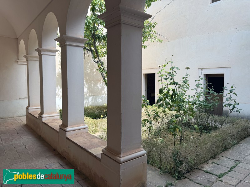 Cartoixa d'Escaladei - Cel·la reconstruïda. Porxo i jardí