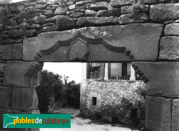 Tavèrnoles - El Banús (Foto: Carme Torrents -invarquit.cultura.gencat.cat-, 1985) Tavèrnoles - El Banús