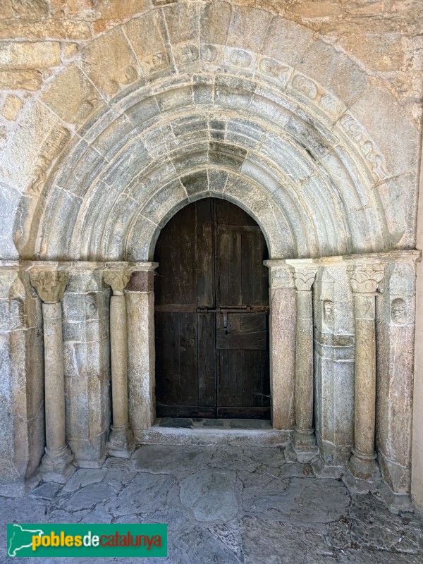 Isòvol - Església de Sant Pere d'Olopte. Portada