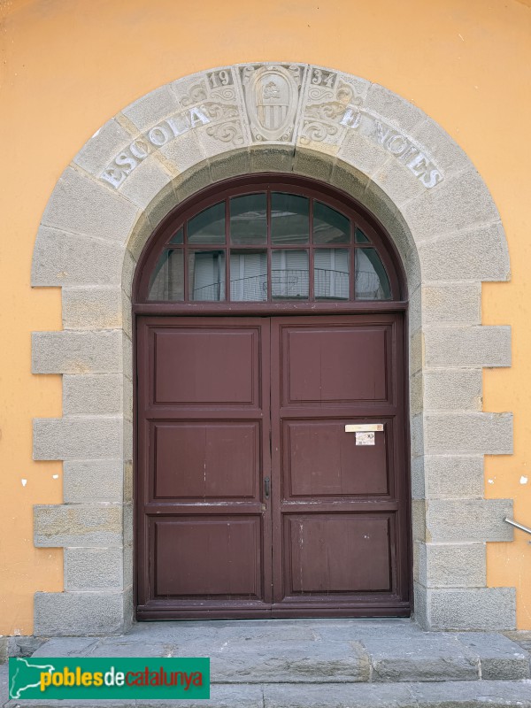 Sant Pere de Torelló - Escola Josep M. Xandri. Porta de les noies