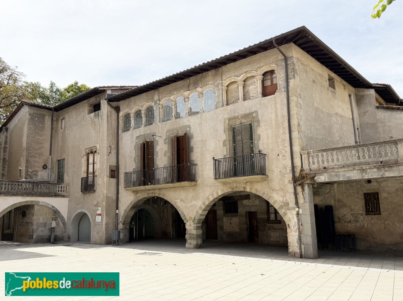 Torelló - Plaça vella. Casa Parrella