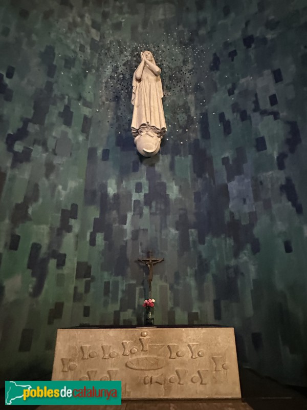 Barcelona - Església de les Llars Mundet. Altar
