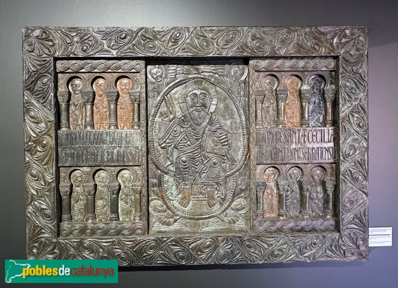Marganell - Església de Santa Cecília de Montserrat. Frontal d'altar dissenyat per Puig i Cadafalch