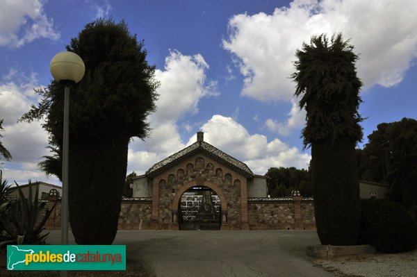 Cementiri de Palau-solità, accés (Foto: Joan Sánchez Sabé, 2010) Cementiri de Palau-solità, accés